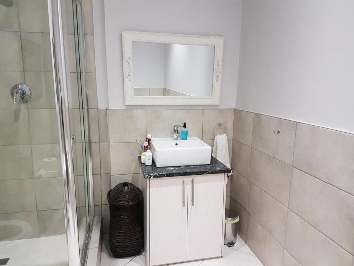 Modern, Centrally Located Dorp Street Apartment Стеленбош Екстериор снимка